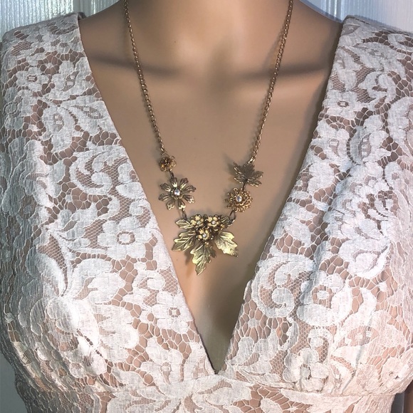 Gold necklace of flowers and leaves. - Picture 2 of 8